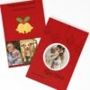 Cartes De Noël Personnalisées Avec Photos 10 Pcs - Enveloppes Incl - 11x15cm - Rouge Avec Boules De Noël Et Cloches - Imprimé 2 Côtés 2 Cartes De Noël Personnalisées Avec Photos 10 Pcs - Enveloppes Incl - 11x15cm - Rouge Avec Boules De Noël Et Cloches - Imprimé 2 Côtés -Decoris Boutique 1126x1200