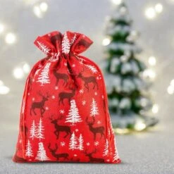 Sacs De Noël Jute - 26 X 35 Cm - 1 Pièce - Sapin De Noël Avec Renne - 100% Naturel - Emballage De Noël Décoration De Décorations De Noël Décorations De Noël -Decoris Boutique 1200x1200 168