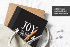 Carnet - Carnet D'écriture - Citation De Noël Joy Au Monde Avec Un Fond Noir - Carnet - Format A5 - Bloc-notes - Noël - Cadeau - Cadeau De Noël Pour Hommes, Femmes Et Enfants -Decoris Boutique 1200x800 100