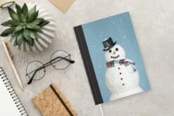 Carnet - Carnet D'écriture - Un Joyeux Bonhomme De Neige Pendant Noël Avec Un Fond Bleu Clair - Carnet - Format A5 - Bloc-notes - Noël - Cadeau - Cadeau De Noël Pour Hommes, Femmes Et Enfants -Decoris Boutique 1200x800 1001