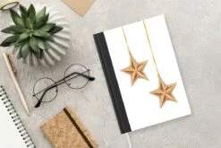 Cahier - Cahier D'écriture - Étoiles De Noël - Cahier - Format A5 - Bloc-notes - Noël - Cadeau - Cadeau De Noël Pour Hommes, Femmes Et Enfants - Cadeaux Saint-Nicolas - Cadeaux Pour Enfants - Cadeaux Chaussures - Petits Cadeaux -Decoris Boutique 1200x800 1011