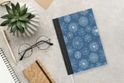 Carnet - Cahier - Flocon De Neige - Motif - Hiver - Carnet - Format A5 - Bloc-notes - Noël - Cadeau - Cadeau De Noël Pour Hommes, Femmes Et Enfants 11 Carnet - Cahier - Flocon De Neige - Motif - Hiver - Carnet - Format A5 - Bloc-notes - Noël - Cadeau - Cadeau De Noël Pour Hommes, Femmes Et Enfants -Decoris Boutique 1200x800 1014