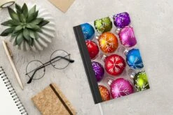 Carnet De Notes - Cahier D'écriture - Une Boîte Avec Des Décorations De Noël - Carnet De Notes - Format A5 - Bloc-notes - Cadeaux Sinterklaas - Distribution De Cadeaux Pour Enfants - Cadeaux De Chaussures - Petits Cadeaux -Decoris Boutique 1200x800 1055