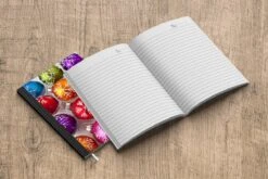 Carnet De Notes - Cahier D'écriture - Une Boîte Avec Des Décorations De Noël - Carnet De Notes - Format A5 - Bloc-notes - Cadeaux Sinterklaas - Distribution De Cadeaux Pour Enfants - Cadeaux De Chaussures - Petits Cadeaux -Decoris Boutique 1200x800 1056