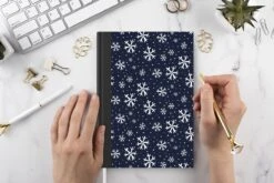 Carnet - Cahier - Hiver - Flocon De Neige - Motifs - Carnet - Taille A5 - Bloc-notes - Noël - Cadeau - Cadeau De Noël Pour Hommes, Femmes Et Enfants 10 Carnet - Cahier - Hiver - Flocon De Neige - Motifs - Carnet - Taille A5 - Bloc-notes - Noël - Cadeau - Cadeau De Noël Pour Hommes, Femmes Et Enfants -Decoris Boutique 1200x800 1140
