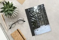 Carnet - Carnet D'écriture - Les Arbres D'hiver Dans La Forêt Près De Vienne En Autriche - Carnet - Format A5 - Bloc-notes - Noël - Cadeau - Cadeau De Noël Pour Hommes, Femmes Et Enfants 10 Carnet - Carnet D'écriture - Les Arbres D'hiver Dans La Forêt Près De Vienne En Autriche - Carnet - Format A5 - Bloc-notes - Noël - Cadeau - Cadeau De Noël Pour Hommes, Femmes Et Enfants -Decoris Boutique 1200x800 175