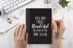 Carnet - Cahier - Citation De Noël C'est La Période La Plus Merveilleuse De L'année Avec Un Fond Noir - Carnet - Format A5 - Bloc-notes - Noël - Cadeau - Cadeau De Noël Pour Hommes, Femmes Et Enfants 11 Carnet - Cahier - Citation De Noël C'est La Période La Plus Merveilleuse De L'année Avec Un Fond Noir - Carnet - Format A5 - Bloc-notes - Noël - Cadeau - Cadeau De Noël Pour Hommes, Femmes Et Enfants -Decoris Boutique 1200x800 348