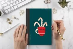 Cahier - Cahier D'écriture - Décorations De Noël - Canne En Bonbon - Noël - Mug - Carnet - Format A5 - Bloc-notes - Cadeaux Saint Nicolas - Cadeaux Pour Enfants - Cadeaux Chaussures - Petits Cadeaux -Decoris Boutique 1200x800 379