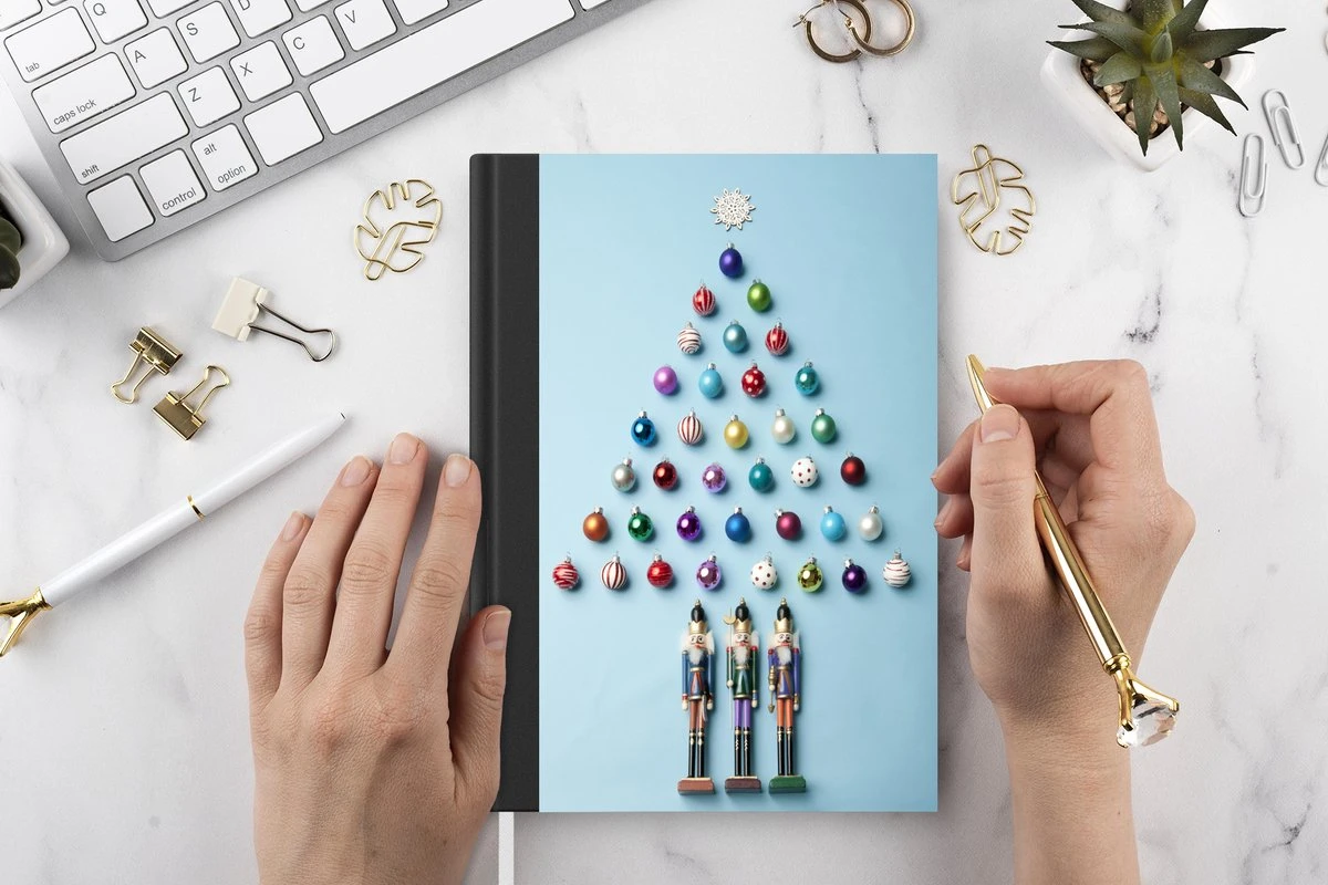 Cahier - Cahier D'écriture - Un Sapin De Noël Fait De Boules Sur Fond Bleu Clair - Cahier - Format A5 - Bloc-notes - Cadeaux Sinterklaas - Cadeaux Pour Enfants - Cadeaux Chaussures - Petits Cadeaux 4 Cahier - Cahier D'écriture - Un Sapin De Noël Fait De Boules Sur Fond Bleu Clair - Cahier - Format A5 - Bloc-notes - Cadeaux Sinterklaas - Cadeaux Pour Enfants - Cadeaux Chaussures - Petits Cadeaux – Image 2