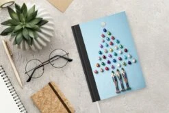 Cahier - Cahier D'écriture - Un Sapin De Noël Fait De Boules Sur Fond Bleu Clair - Cahier - Format A5 - Bloc-notes - Cadeaux Sinterklaas - Cadeaux Pour Enfants - Cadeaux Chaussures - Petits Cadeaux 10 Cahier - Cahier D'écriture - Un Sapin De Noël Fait De Boules Sur Fond Bleu Clair - Cahier - Format A5 - Bloc-notes - Cadeaux Sinterklaas - Cadeaux Pour Enfants - Cadeaux Chaussures - Petits Cadeaux -Decoris Boutique 1200x800 508