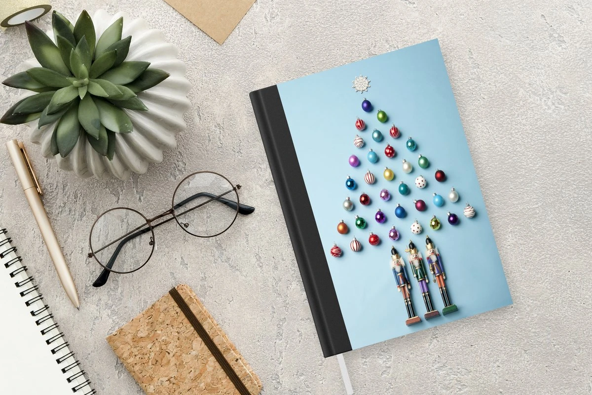 Cahier - Cahier D'écriture - Un Sapin De Noël Fait De Boules Sur Fond Bleu Clair - Cahier - Format A5 - Bloc-notes - Cadeaux Sinterklaas - Cadeaux Pour Enfants - Cadeaux Chaussures - Petits Cadeaux 5 Cahier - Cahier D'écriture - Un Sapin De Noël Fait De Boules Sur Fond Bleu Clair - Cahier - Format A5 - Bloc-notes - Cadeaux Sinterklaas - Cadeaux Pour Enfants - Cadeaux Chaussures - Petits Cadeaux – Image 3