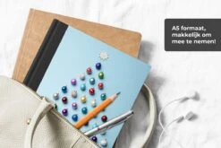 Cahier - Cahier D'écriture - Un Sapin De Noël Fait De Boules Sur Fond Bleu Clair - Cahier - Format A5 - Bloc-notes - Cadeaux Sinterklaas - Cadeaux Pour Enfants - Cadeaux Chaussures - Petits Cadeaux 12 Cahier - Cahier D'écriture - Un Sapin De Noël Fait De Boules Sur Fond Bleu Clair - Cahier - Format A5 - Bloc-notes - Cadeaux Sinterklaas - Cadeaux Pour Enfants - Cadeaux Chaussures - Petits Cadeaux -Decoris Boutique 1200x800 510