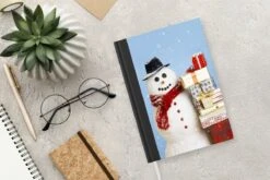 Carnet - Carnet D'écriture - Un Bonhomme De Neige Avec Des Cadeaux De Noël - Carnet - Format A5 - Bloc-notes - Noël - Cadeau - Cadeau De Noël Pour Hommes, Femmes Et Enfants -Decoris Boutique 1200x800 555