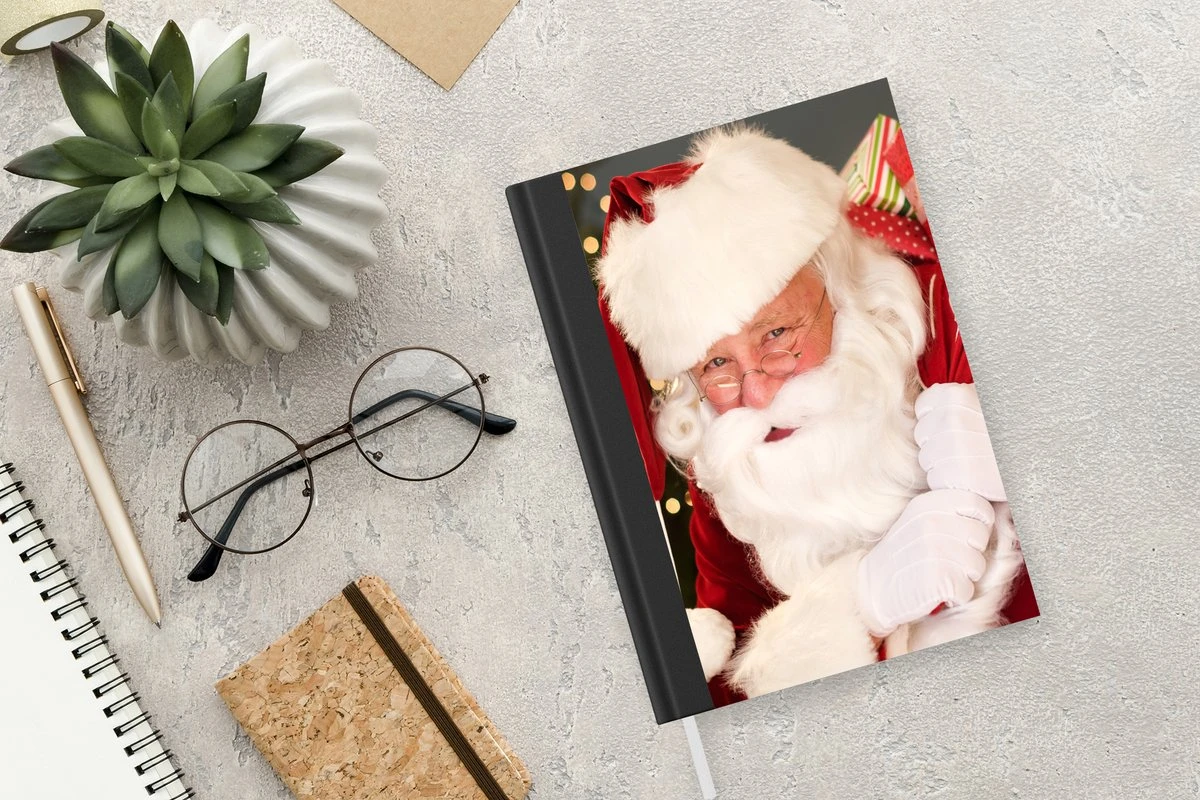 Carnet - Carnet D'écriture - Un Père Noël Portant Un Sac Rouge Sur Son épaule - Carnet - Format A5 - Bloc-notes 5 Carnet - Carnet D'écriture - Un Père Noël Portant Un Sac Rouge Sur Son épaule - Carnet - Format A5 - Bloc-notes – Image 3