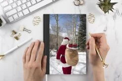 Cahier - Cahier D'écriture - Le Père Noël Se Promène Dans Une Forêt Avec Un Sac Plein De Cadeaux De Noël - Cahier - Format A5 - Bloc-notes - Cadeaux Saint-Nicolas - Cadeaux Pour Enfants - Cadeaux Chaussures - Petits Cadeaux -Decoris Boutique 1200x800 655