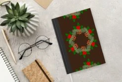 Carnet - Cahier - Guirlande De Noël - Houx - Motifs - Carnet - Format A5 - Bloc-notes - Noël - Cadeau - Cadeau De Noël Pour Hommes, Femmes Et Enfants 13 Carnet - Cahier - Guirlande De Noël - Houx - Motifs - Carnet - Format A5 - Bloc-notes - Noël - Cadeau - Cadeau De Noël Pour Hommes, Femmes Et Enfants -Decoris Boutique 1200x800 698