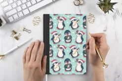 Carnet - Carnet D'écriture - Pingouin - Guirlande Lumineuse - Couronne De Noël - Motifs - Carnet - Format A5 - Bloc-notes - Noël - Cadeau - Cadeau De Noël Homme, Femme Et Enfant -Decoris Boutique 1200x800 79