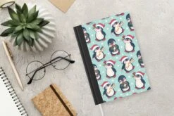 Carnet - Carnet D'écriture - Pingouin - Guirlande Lumineuse - Couronne De Noël - Motifs - Carnet - Format A5 - Bloc-notes - Noël - Cadeau - Cadeau De Noël Homme, Femme Et Enfant -Decoris Boutique 1200x800 80