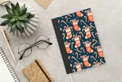 Cahier - Cahier D'écriture - Chaussettes - Snoep - Noël - Patrons - Cahier - Format A5 - Bloc-notes - Cadeaux Sinterklaas - Distribution De Cadeaux Pour Enfants - Cadeaux Chaussures - Petits Cadeaux -Decoris Boutique 1200x800 811