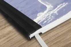 Carnet - Cahier D'écriture - Une Photo De Noël D'une Personne Avec Un Balai Se Tient Derrière Le Bonhomme De Neige - Carnet - Format A5 - Bloc-notes -Decoris Boutique 1200x800 861