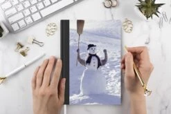 Carnet - Cahier D'écriture - Une Photo De Noël D'une Personne Avec Un Balai Se Tient Derrière Le Bonhomme De Neige - Carnet - Format A5 - Bloc-notes -Decoris Boutique 1200x800 863