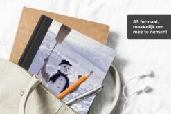 Carnet - Cahier D'écriture - Une Photo De Noël D'une Personne Avec Un Balai Se Tient Derrière Le Bonhomme De Neige - Carnet - Format A5 - Bloc-notes -Decoris Boutique 1200x800 864