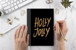 Carnet - Cahier - Noël - Proverbes - Or - Holly Jolly - Citations - Carnet - Format A5 - Bloc-notes - Noël - Cadeau - Cadeau De Noël Pour Hommes, Femmes Et Enfants 13 Carnet - Cahier - Noël - Proverbes - Or - Holly Jolly - Citations - Carnet - Format A5 - Bloc-notes - Noël - Cadeau - Cadeau De Noël Pour Hommes, Femmes Et Enfants -Decoris Boutique 1200x800 930