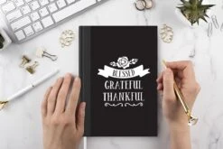 Cahier - Cahier D'écriture - Citation Blessed, Grateful, Thankful Décoration Murale Noël Noir - Cahier - Format A5 - Bloc-notes - Noël - Cadeau - Cadeau De Noël Pour Hommes, Femmes Et Enfants -Decoris Boutique 1200x800 937