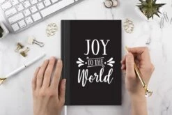 Carnet - Carnet D'écriture - Citation De Noël Joy Au Monde Avec Un Fond Noir - Carnet - Format A5 - Bloc-notes - Noël - Cadeau - Cadeau De Noël Pour Hommes, Femmes Et Enfants -Decoris Boutique 1200x800 99
