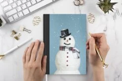 Carnet - Carnet D'écriture - Un Joyeux Bonhomme De Neige Pendant Noël Avec Un Fond Bleu Clair - Carnet - Format A5 - Bloc-notes - Noël - Cadeau - Cadeau De Noël Pour Hommes, Femmes Et Enfants -Decoris Boutique 1200x800 998