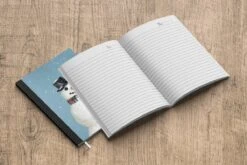 Carnet - Carnet D'écriture - Un Joyeux Bonhomme De Neige Pendant Noël Avec Un Fond Bleu Clair - Carnet - Format A5 - Bloc-notes - Noël - Cadeau - Cadeau De Noël Pour Hommes, Femmes Et Enfants -Decoris Boutique 1200x800 999