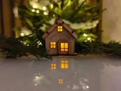 Kit De Cartes De Noël En Bois - Le Destinataire Construit Une Maison De Noël Avec L'éclairage De Cette Carte De Noël Originale - Y Compris L'enveloppe, La Batterie Et La Lumière LED