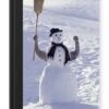 Carnet - Cahier D'écriture - Une Photo De Noël D'une Personne Avec Un Balai Se Tient Derrière Le Bonhomme De Neige - Carnet - Format A5 - Bloc-notes -Decoris Boutique 827x1200 167