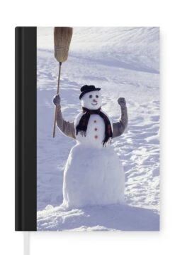Carnet - Cahier D'écriture - Une Photo De Noël D'une Personne Avec Un Balai Se Tient Derrière Le Bonhomme De Neige - Carnet - Format A5 - Bloc-notes